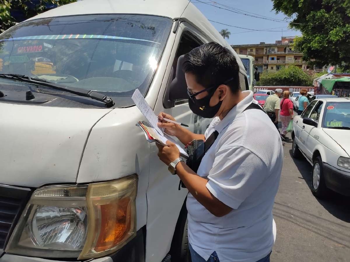 “Afecta la pandemia porque vamos al día”, checadora de rutas