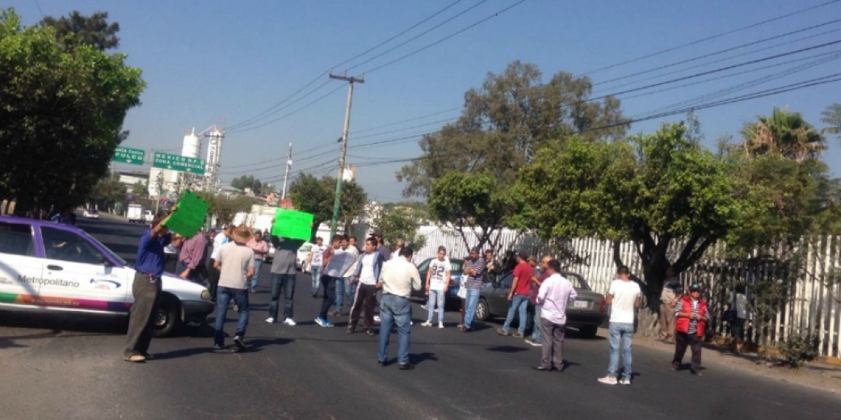 Protestan ciudadanos y taxistas frente a Pemex; realizaron bloqueos intermitentes