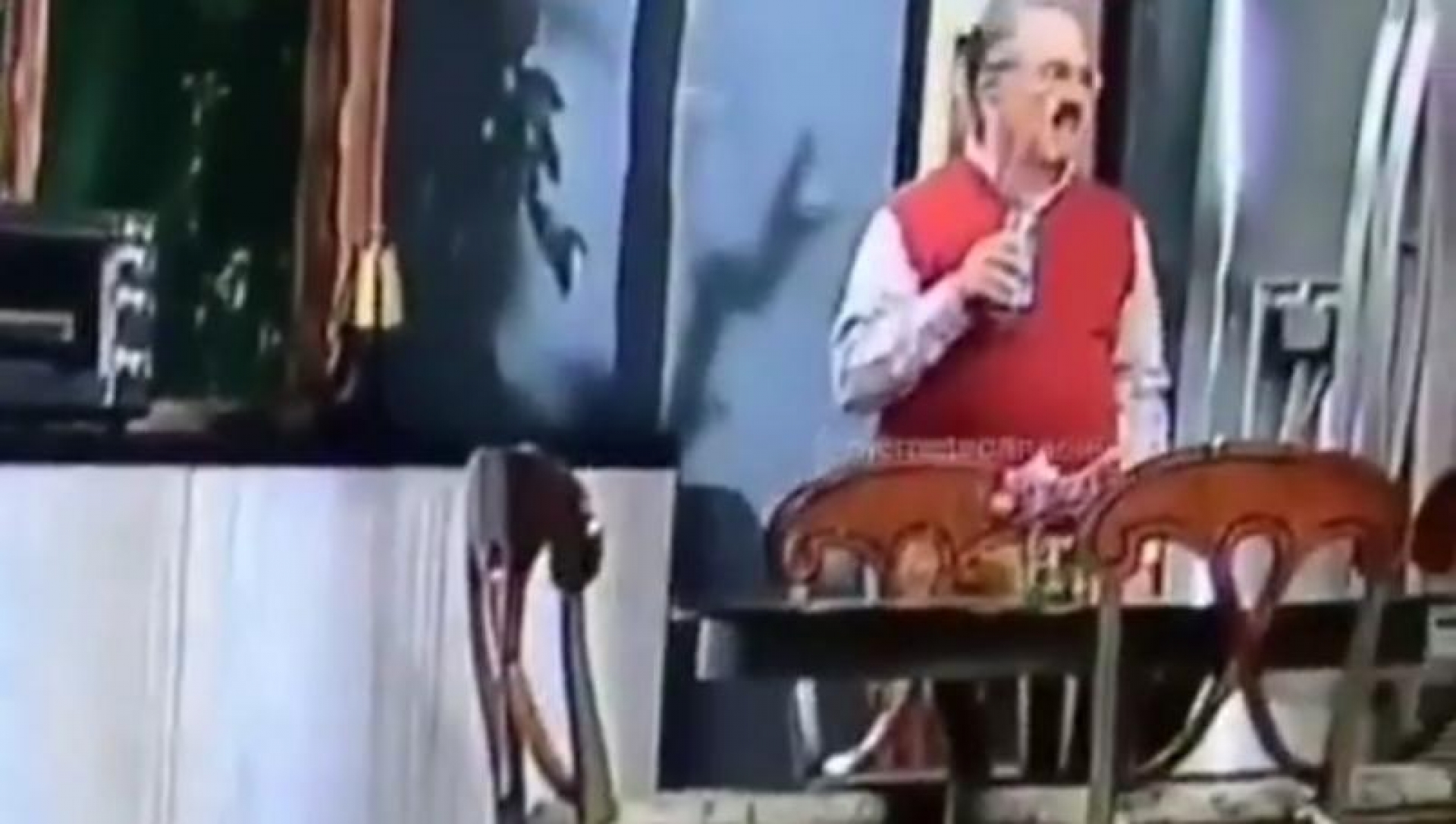 VIDEO: Pedro Sola arruina con extraña mueca anuncio de cerveza
