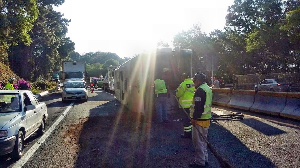 Volcadura de un autobús deja 22 heridos en Tepoztlán