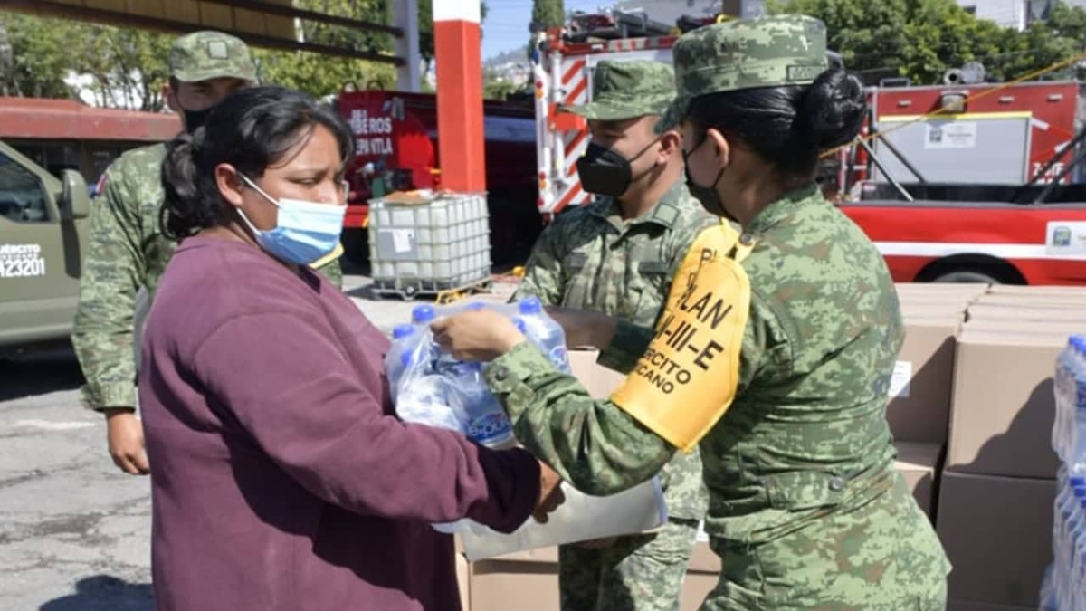 Ejército reparte despensas a damnificados por deslave en Cerro del Chiquihuite