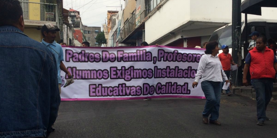 Marchan antorchistas para exigir el registro de tres escuelas de distintos municipios