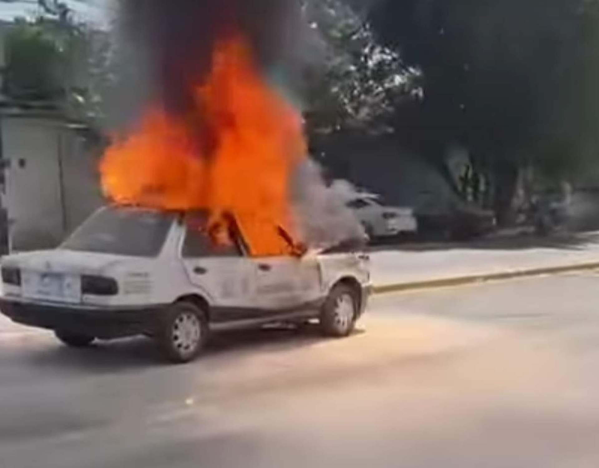 Se incendia taxi en Tlaltizapán