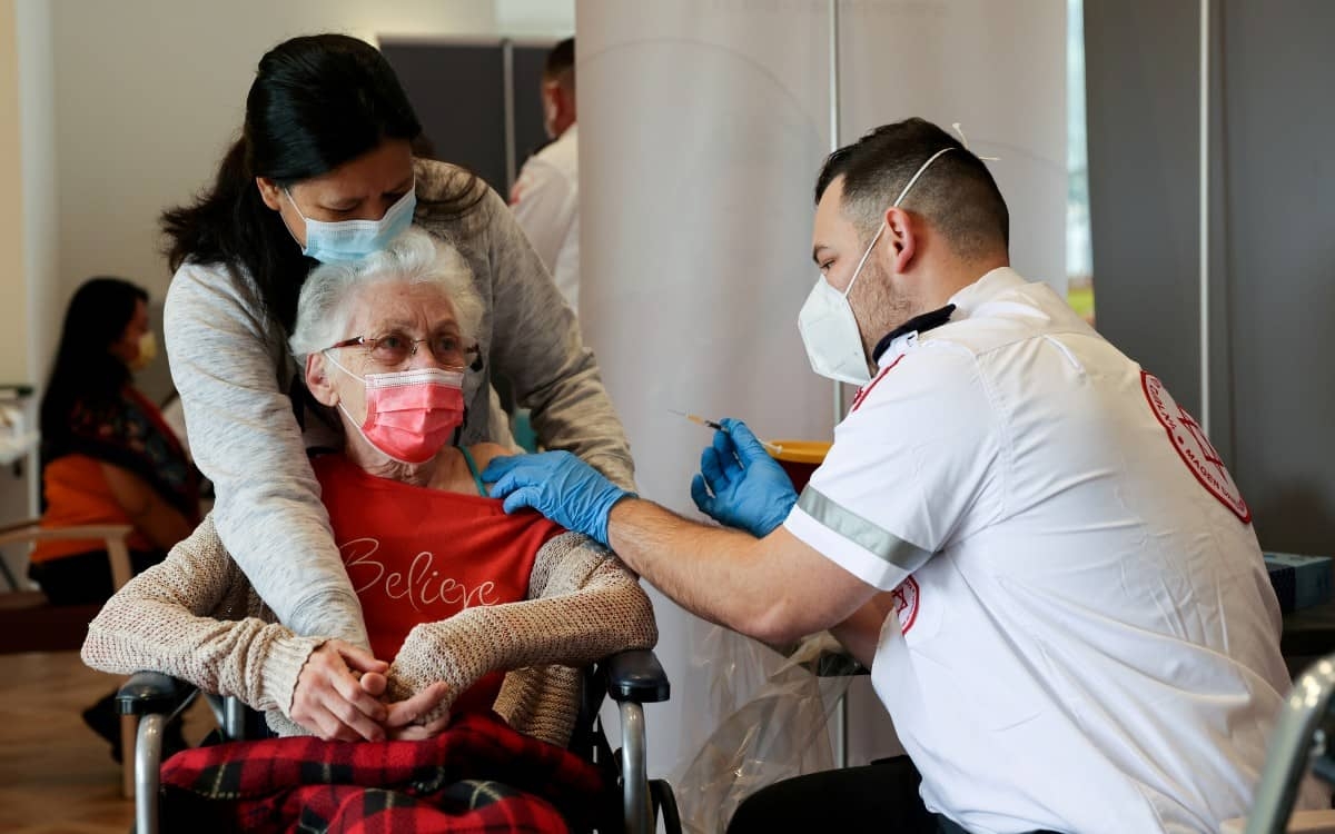 Israel aplicará tercera dosis de vacuna COVID-19 a los mayores de 60 años