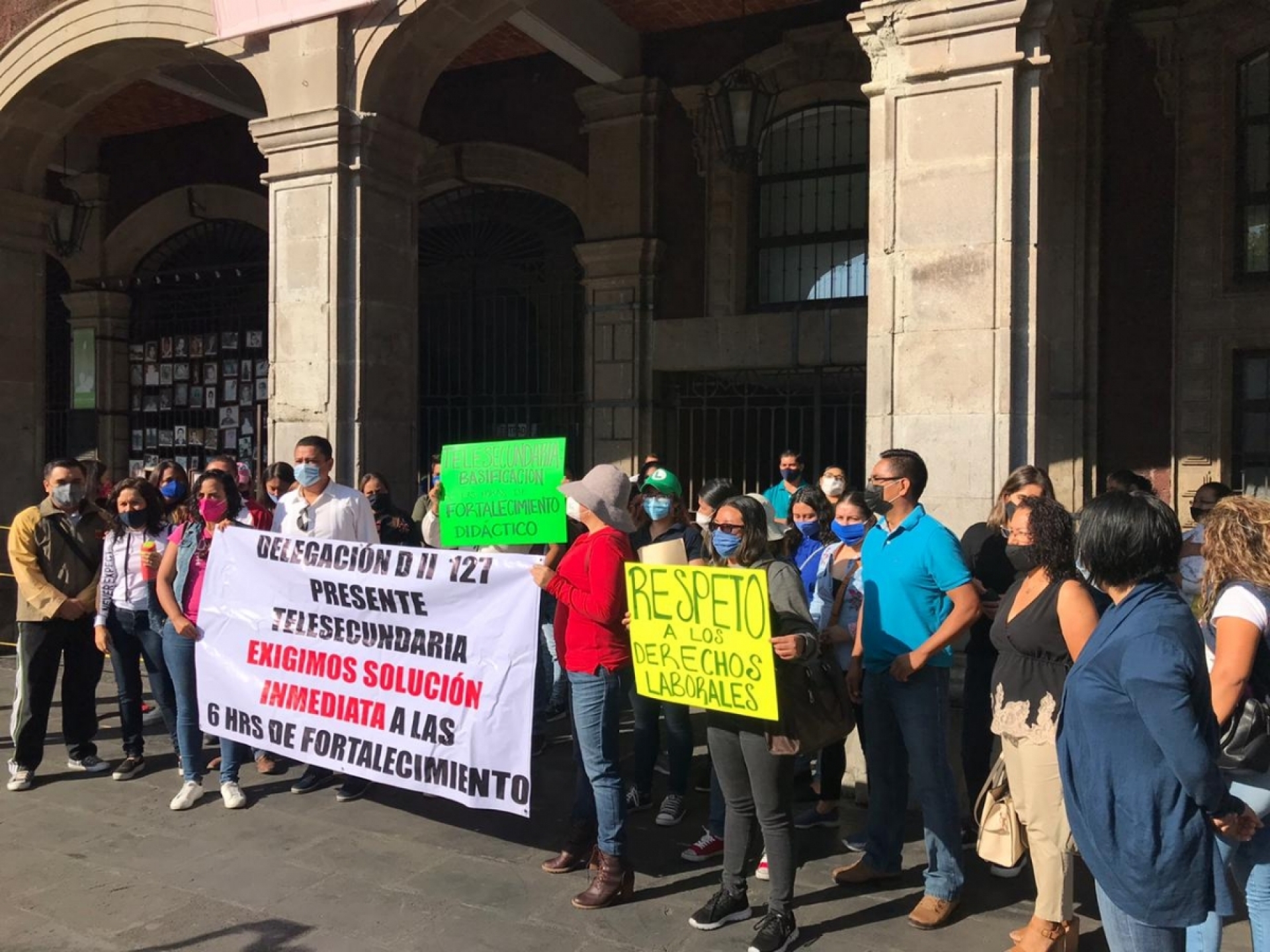 Maestros de telesecundaria reclaman pagos pendientes