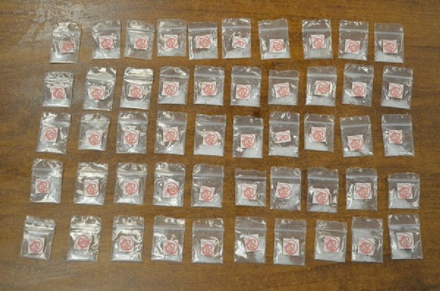 Fue detenido en posesión de 50 dosis de “cristal”