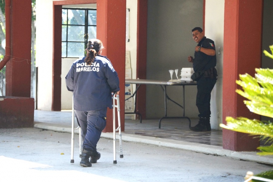 Policía y mujer, más peligroso y más difícil