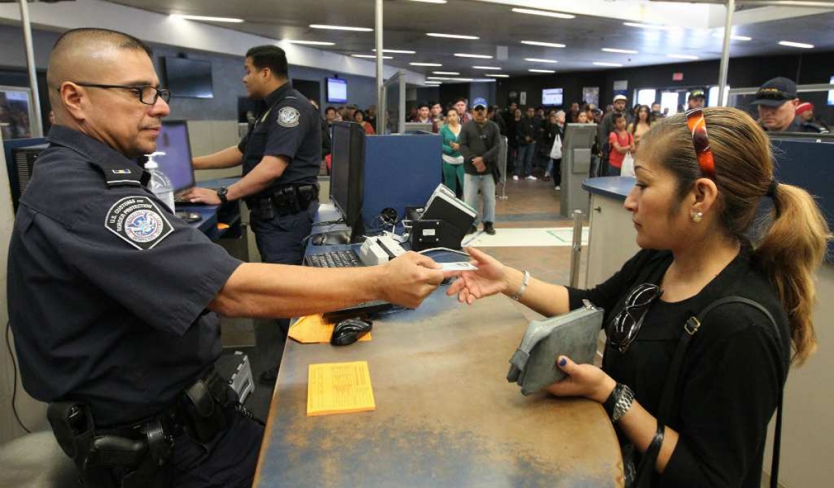 ¿Viajas a EU? Esto es lo que te puede pedir un agente fronterizo
