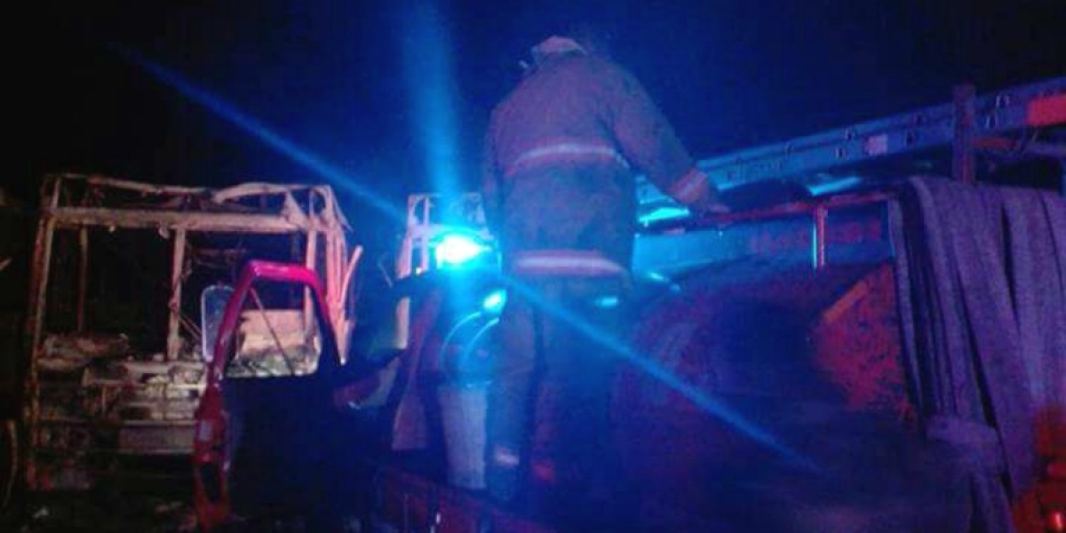 Bomberos sofocan incendio en la base de Transportes Unidos de Huitzilac; 16 vehículos se quemaron