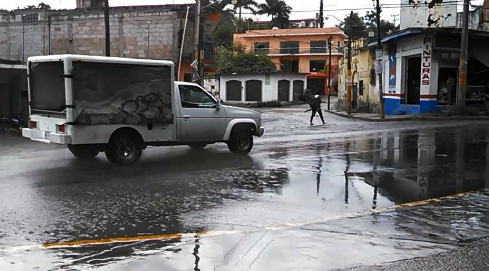 Fugas en red de agua potable y de drenaje provocan daños a la avenida Ejército Libertador