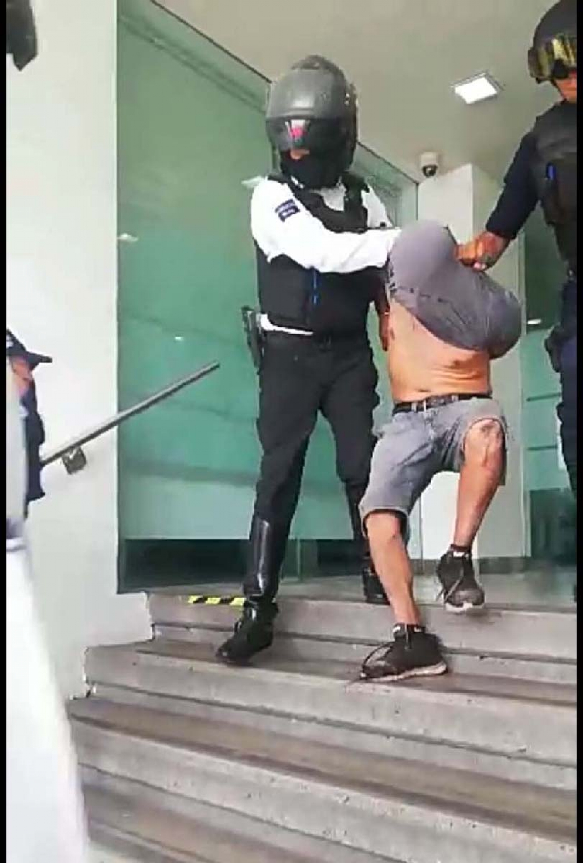 Causó destrozos en una sucursal bancaria
