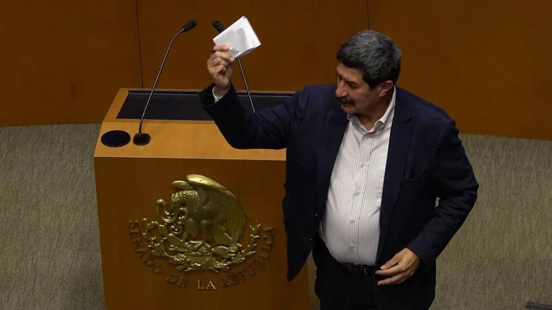 Corral responde a Noroña por su voto en contra de la extinción de órganos autónomos