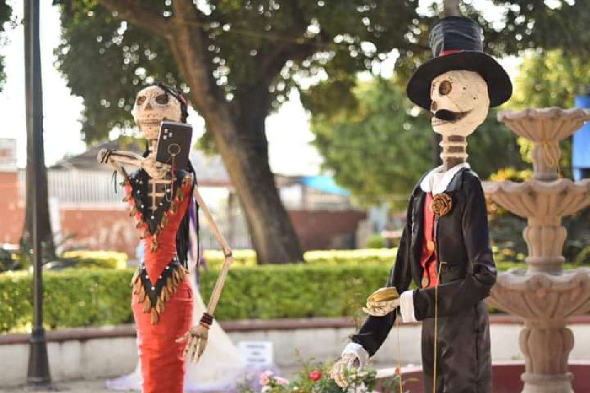 Montan exposición de catrinas en Coatlán del Río