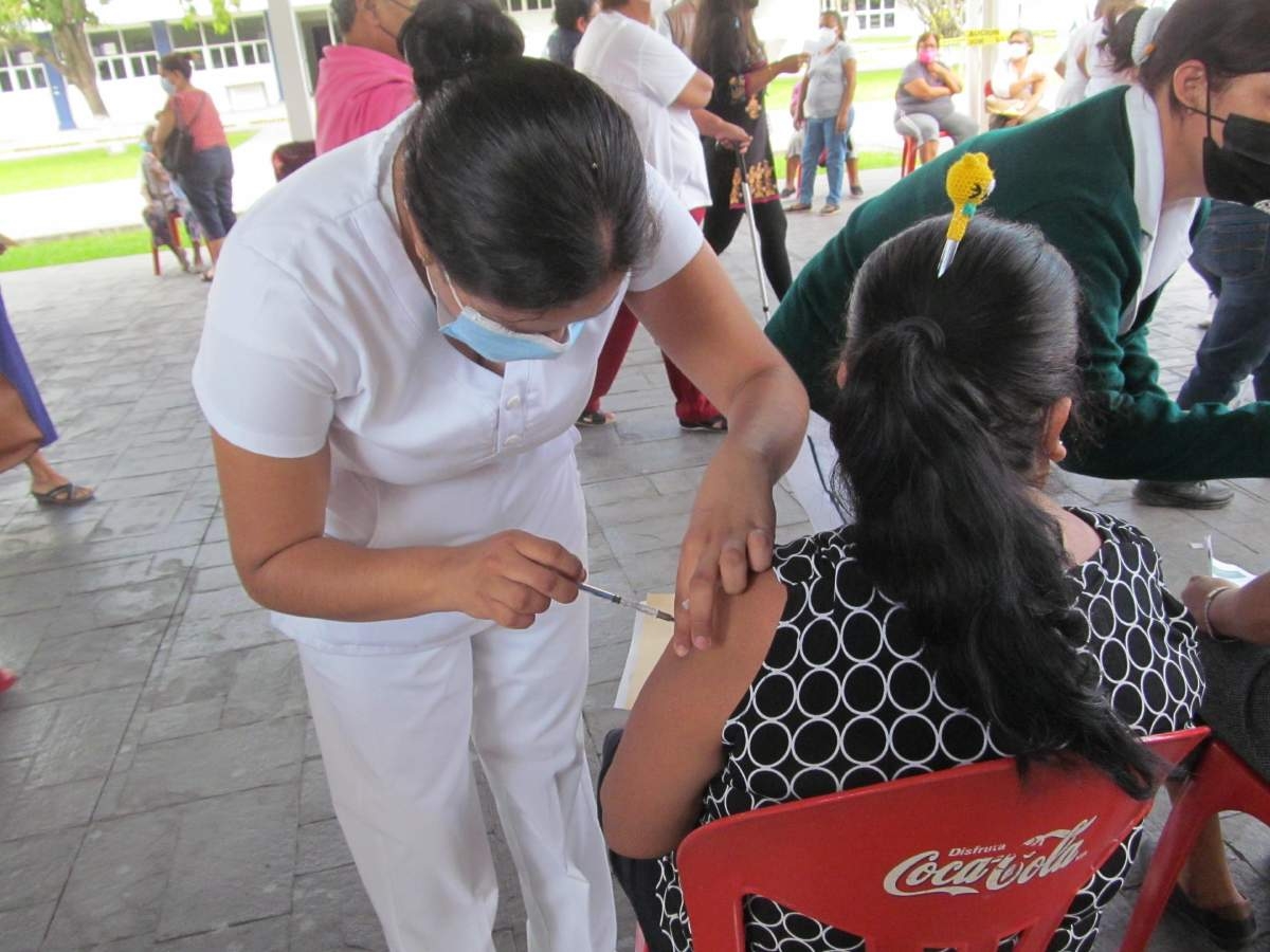 Se aplicará dosis de refuerzo covid a adultos mayores de 50 años