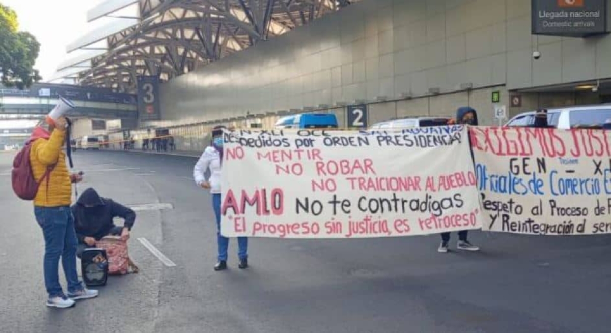 Manifestantes bloquean acceso a T1 del Aeropuerto de la CDMX