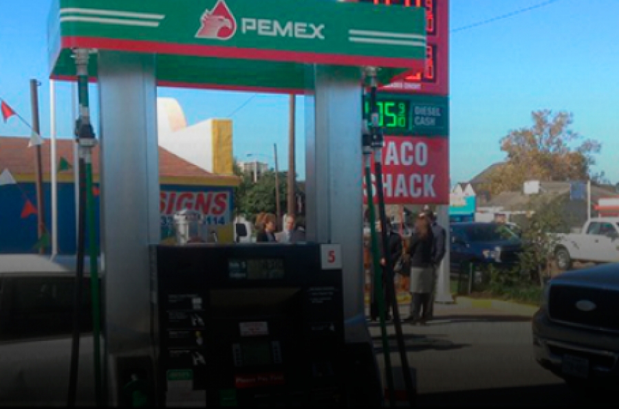 ¿Por qué Pemex vende a 7 pesos su gasolina en EU?