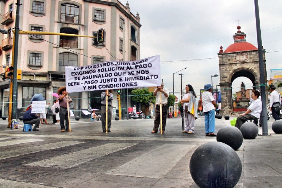 Jubilados bloquean Cuernavaca