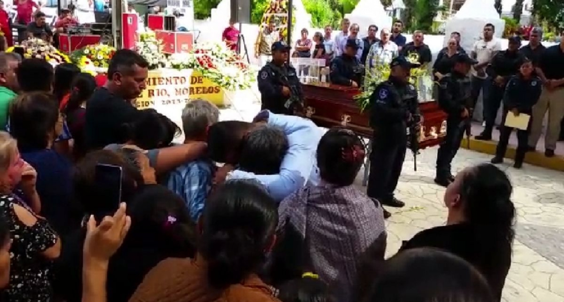 Rinden homenaje a los policías asesinados en Coatlán