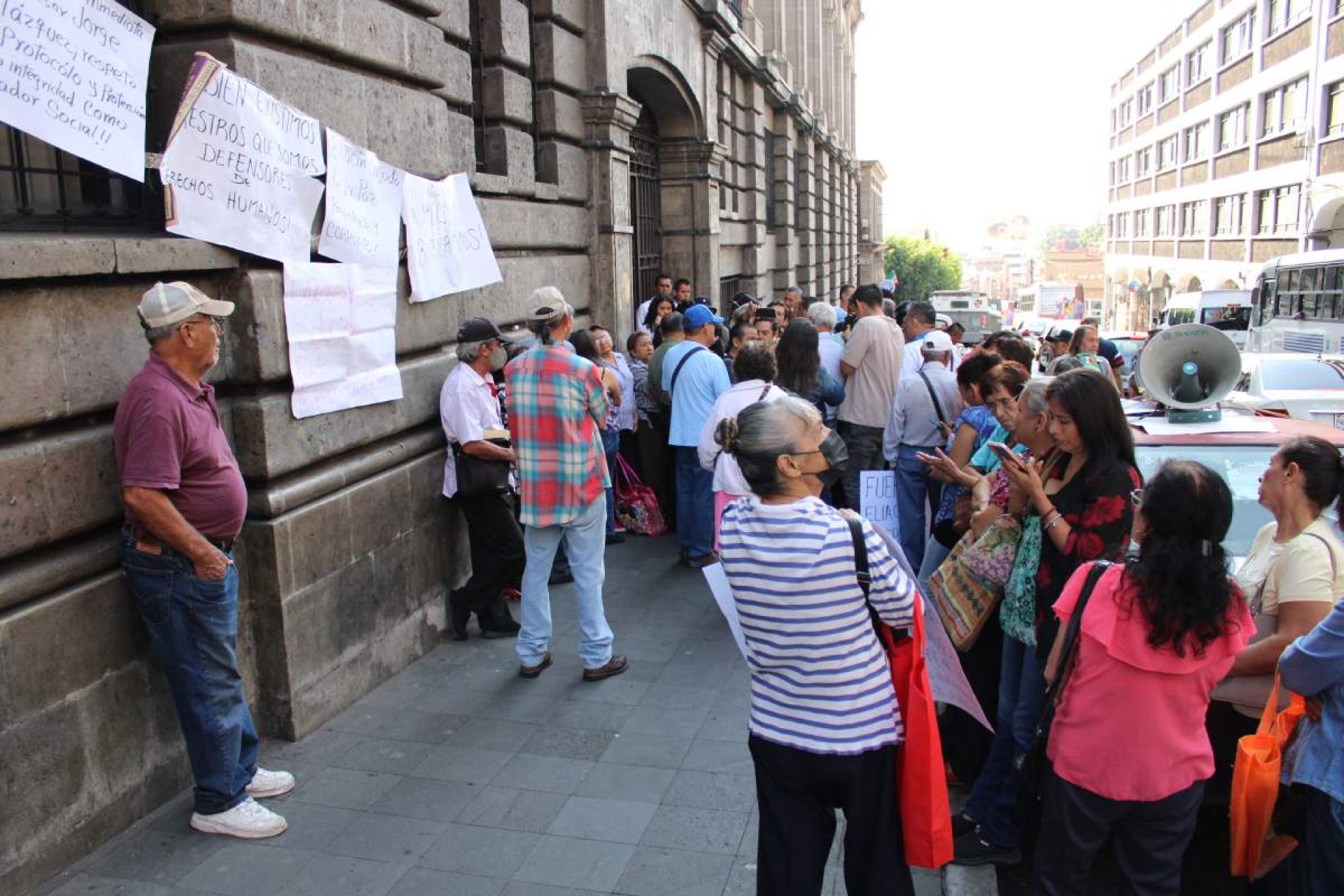 Exigen reinstalación de profesor; el IEBEM dice que no trabaja