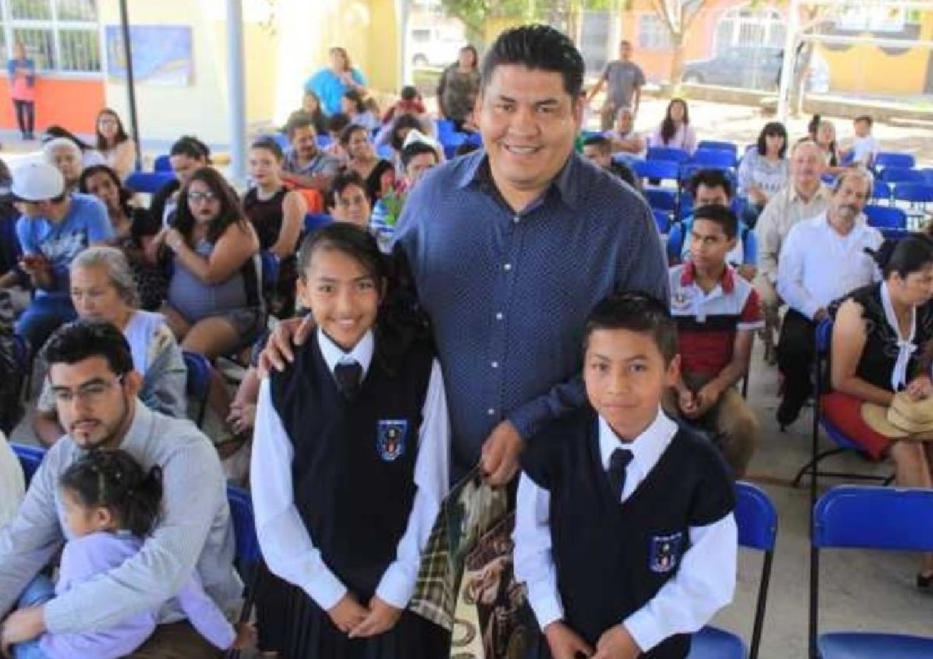 Francisco Sánchez Zavala apadrina a estudiantes en su clausura de cursos