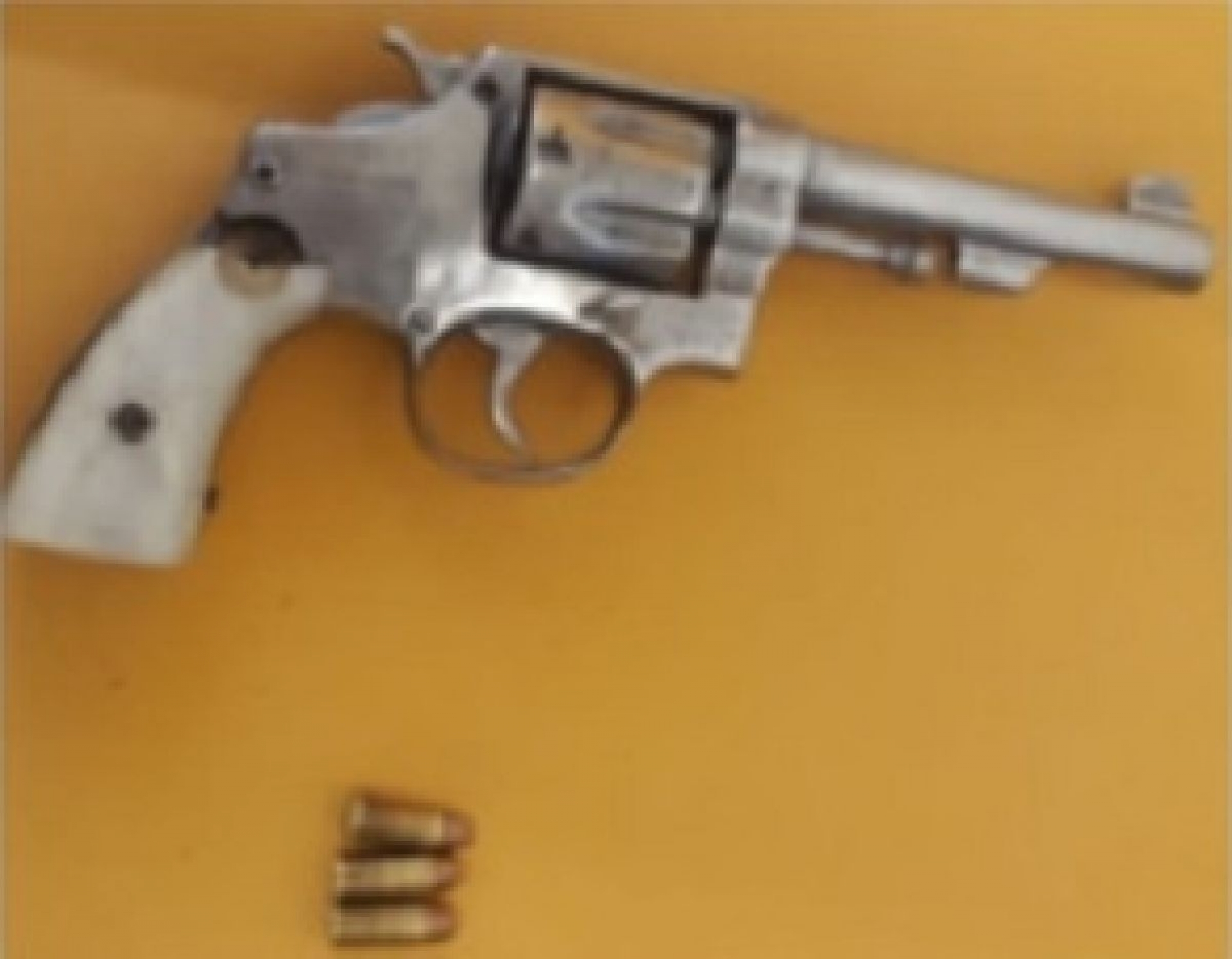 Arrestan a individuo armado con un revólver