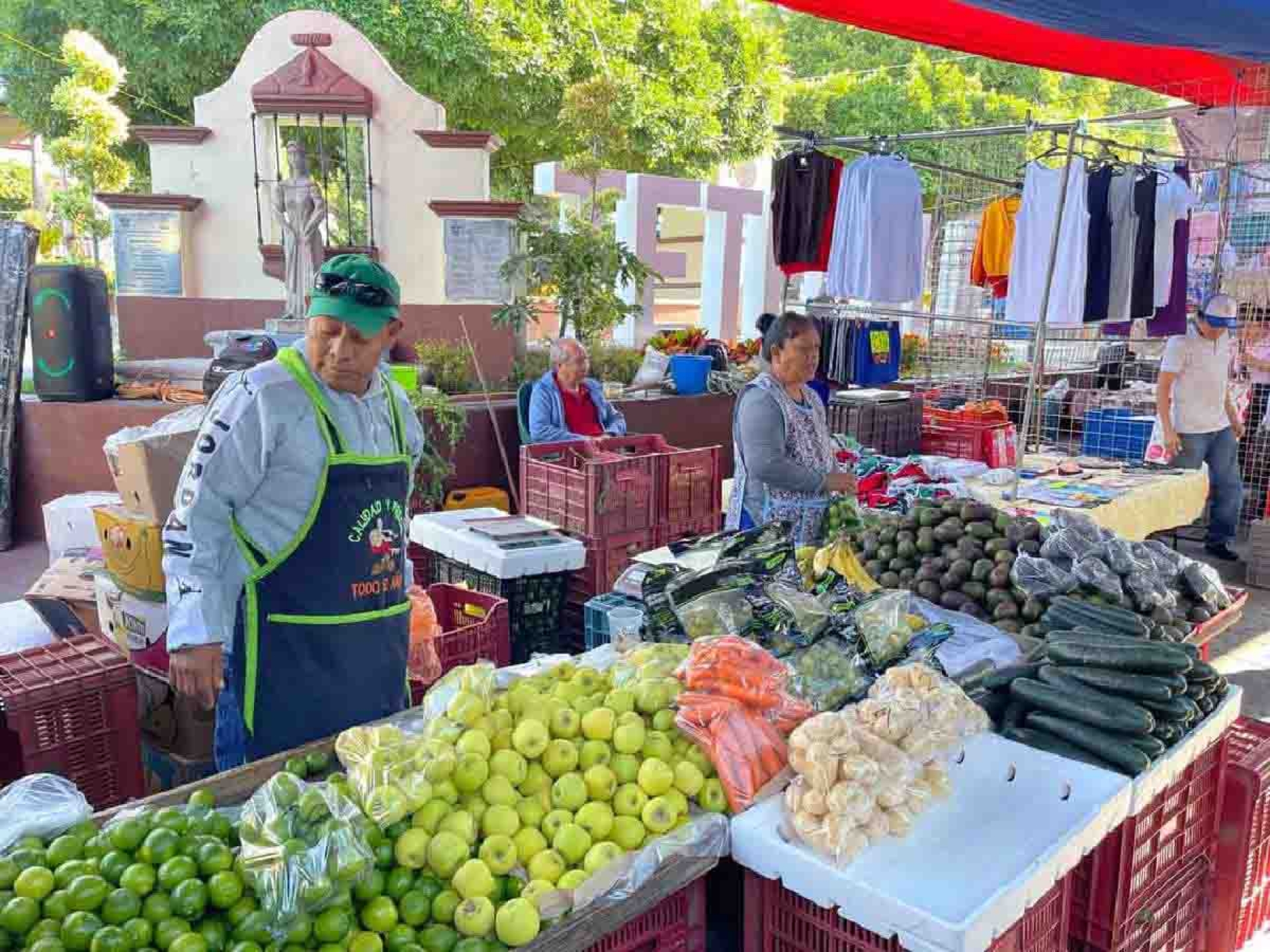 Tianguistas de Tetecala esperan repunte de ventas por fin de año