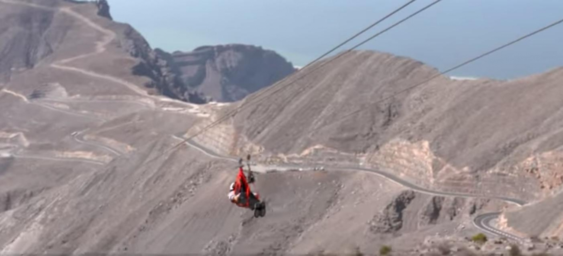 VIDEO: La tirolesa 'más larga del mundo' en Emiratos Árabes Unidos