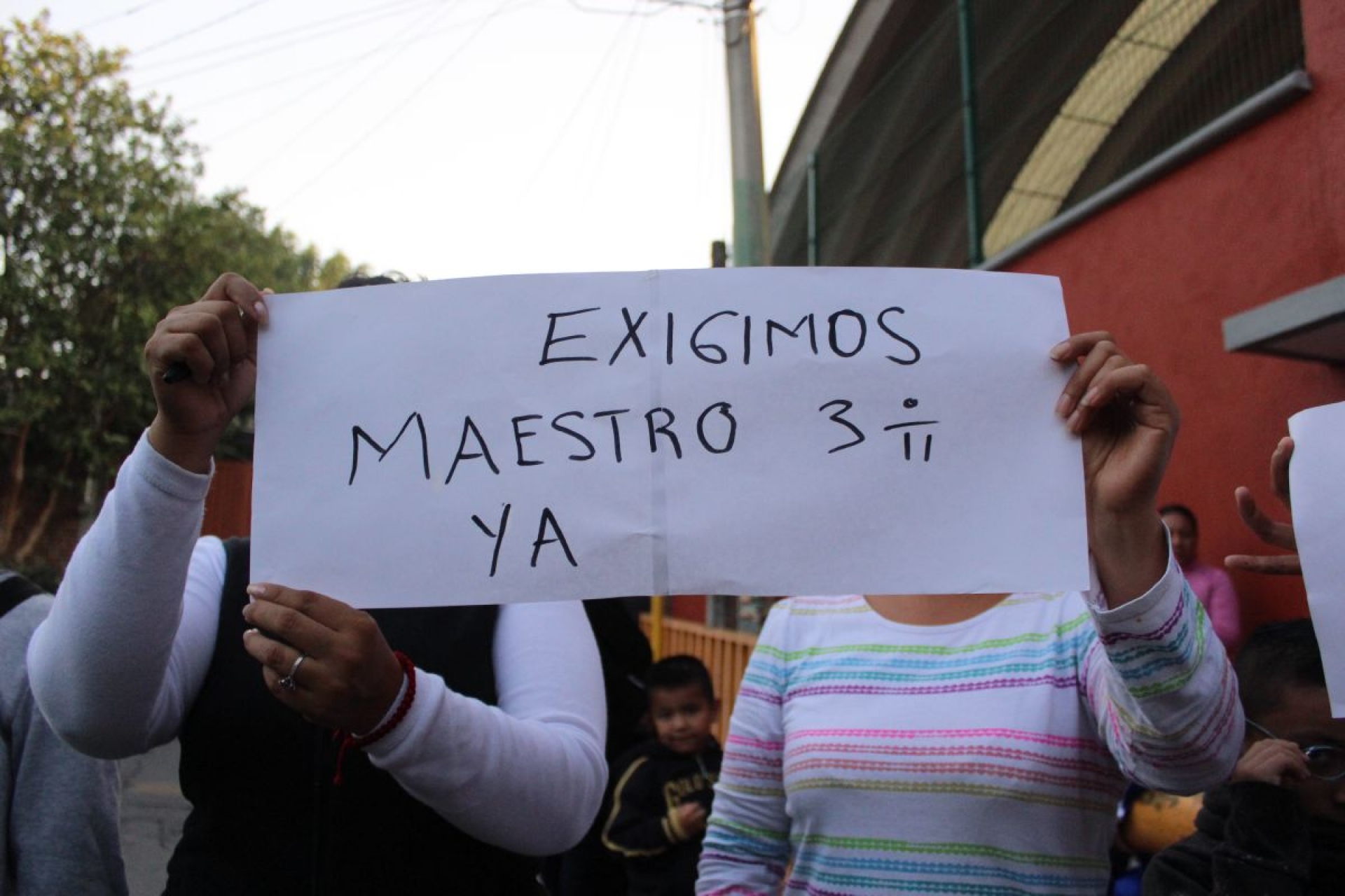 Ayer, al menos dos protestas de padres de familia