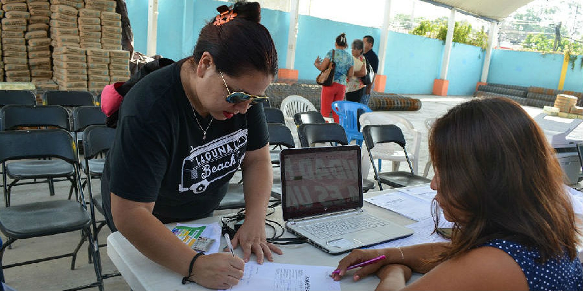 Entrega 'Unidos por Morelos' material de construcción para vecinos de la unidad habitacional Acolapa