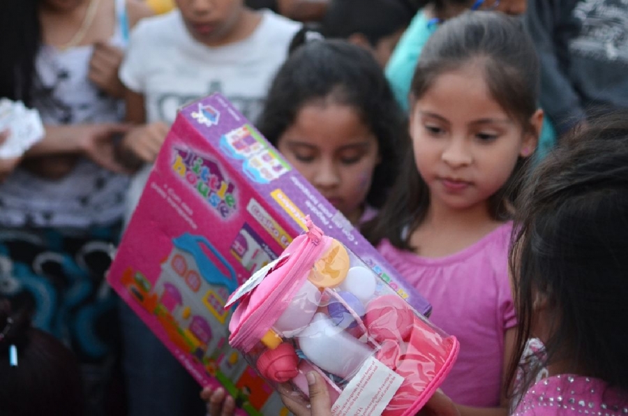 Llama Salud a regalar juguetes