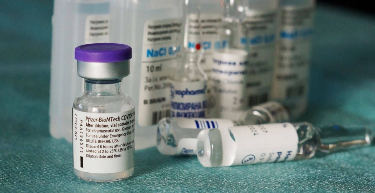 Tercera dosis de vacuna Pfizer contra COVID aumentaría anticuerpos