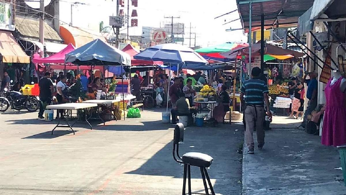 Comerciantes del mercado Galeana reinician actividades en calles aledañas