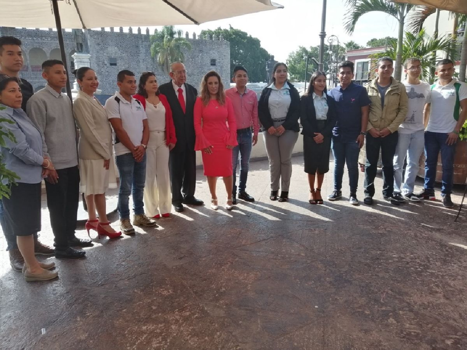 Se reúne secretario de Educación con estudiantes morelenses que viajarán a Francia