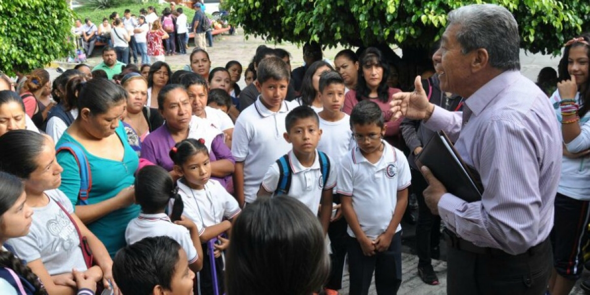 Toman padres de familia instalaciones de una escuela en Yautepec