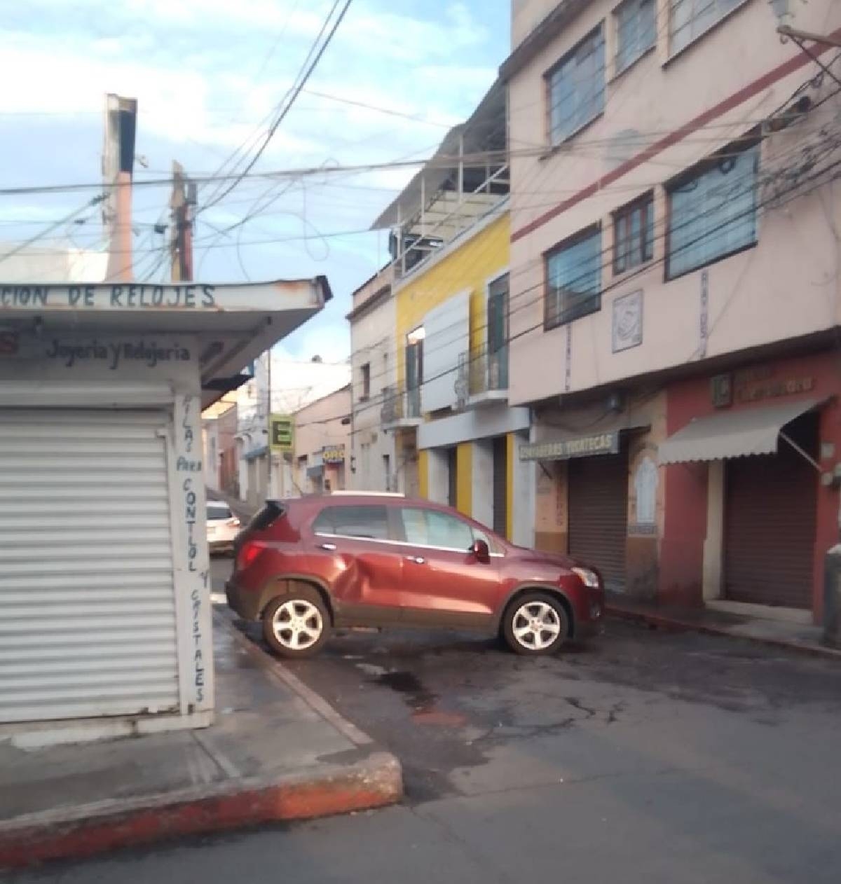 Chocan una ruta y una camioneta en pleno centro de Cuernavaca