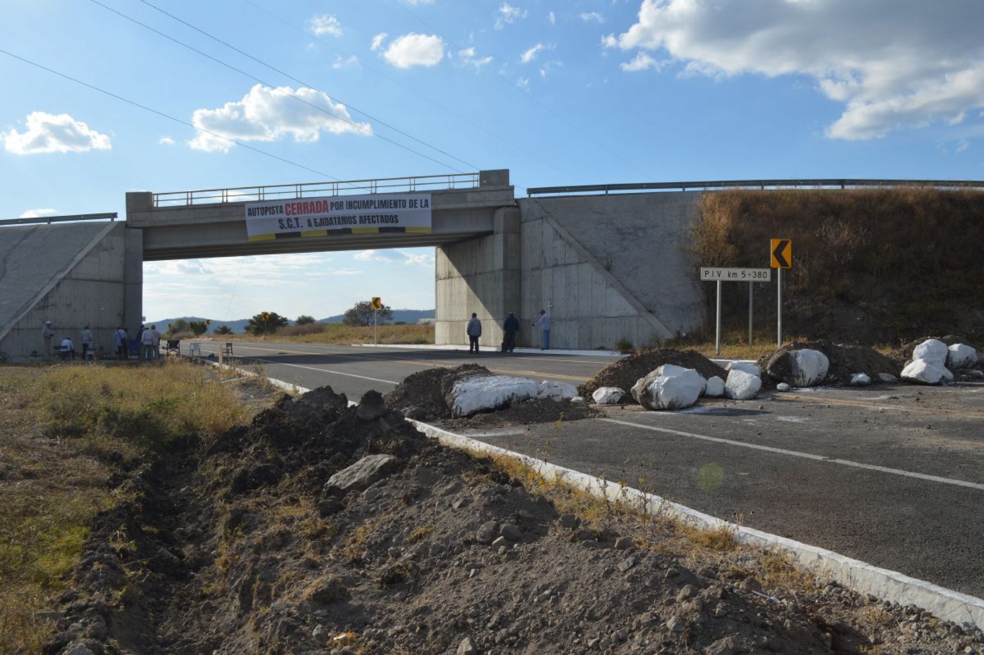 Ejidatarios de la zona oriente se suman a bloqueo de la autopista S XXI