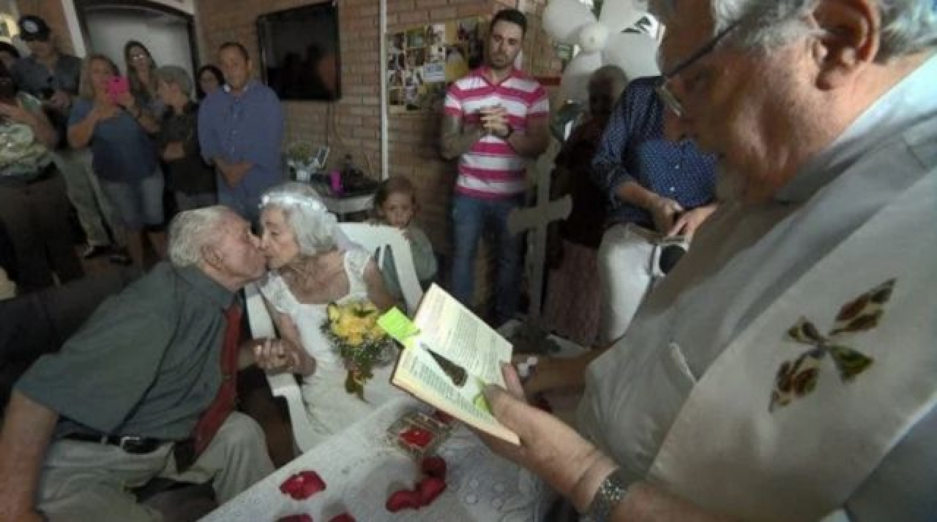 Abuelitos se conocen en asilo y después se casan