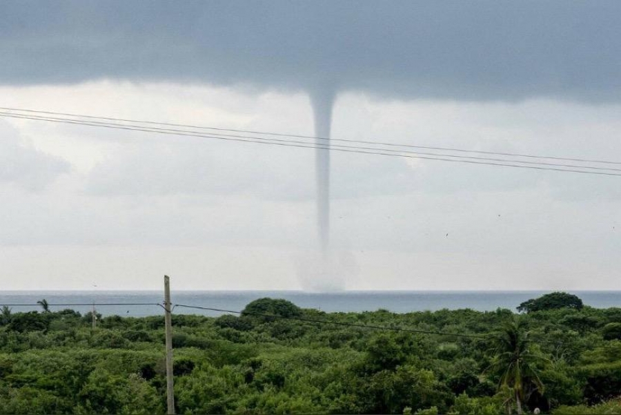 Captan torbellino marino en costas de Oaxaca
