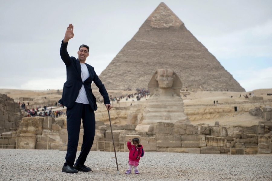 La mujer más pequeña y el hombre más alto del mundo se encontraron en Egipto