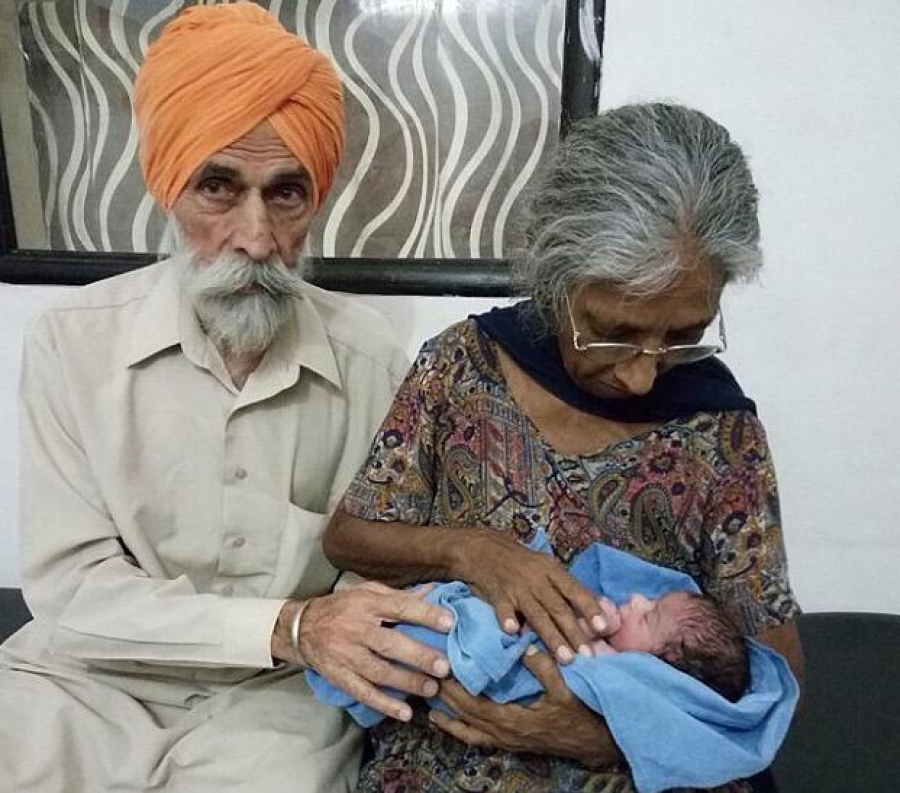 Una mujer india da a luz a su primer bebé a los 70 años
