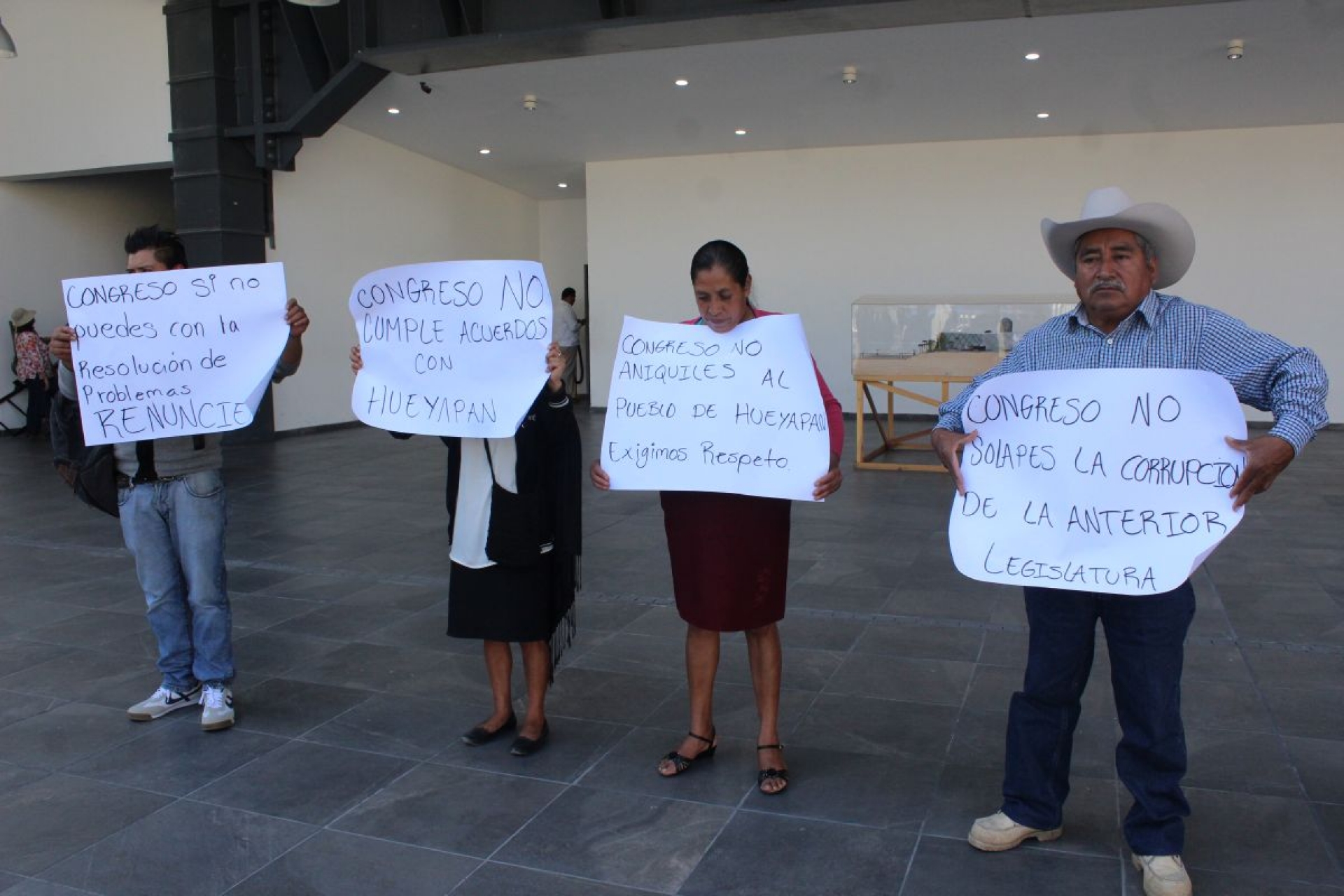 Vecinos de Hueyapan exigen nombrar nuevo concejo municipal
