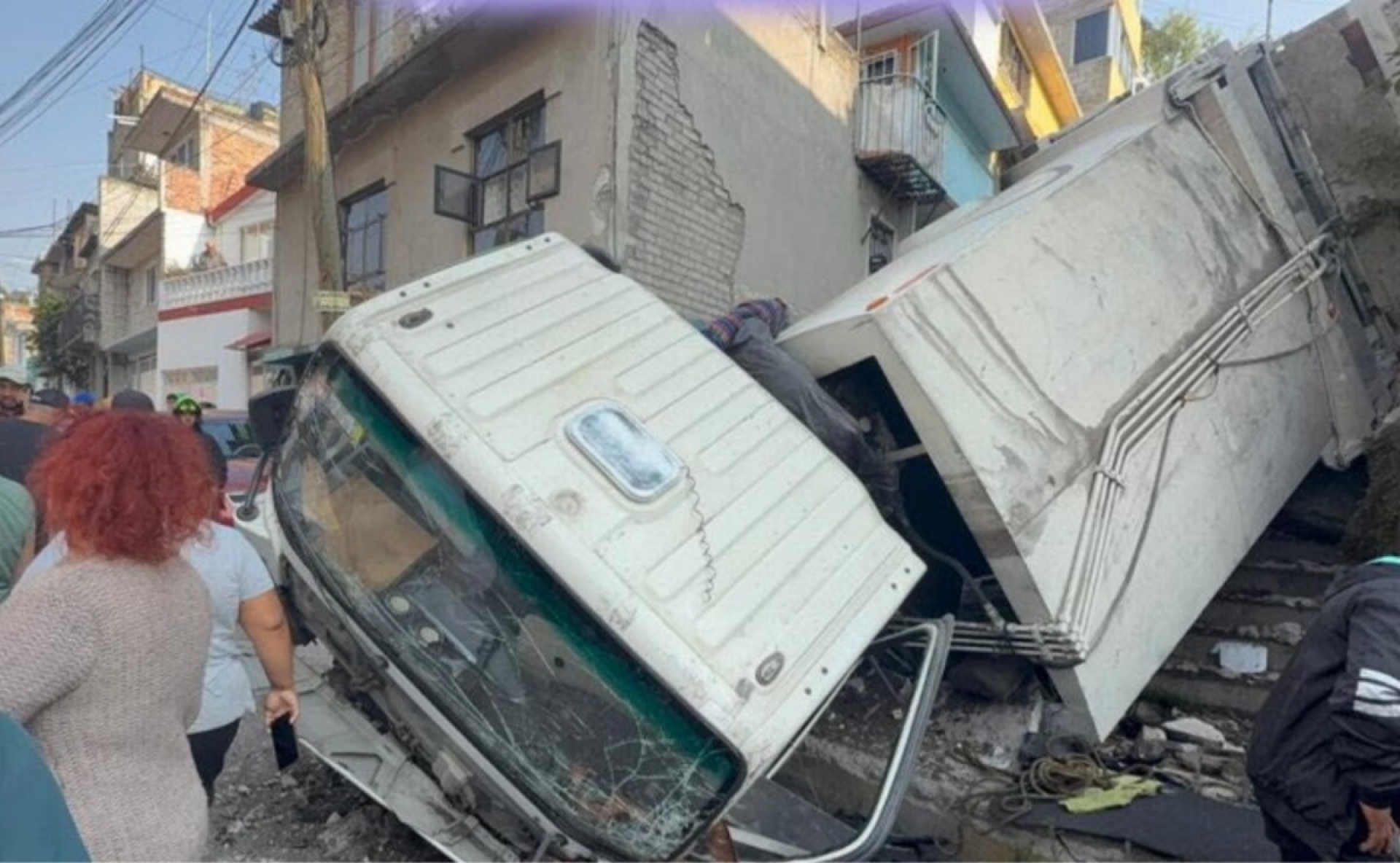 Vuelca camión de basura en Naucalpan; deja dos heridos y daños a viviendas