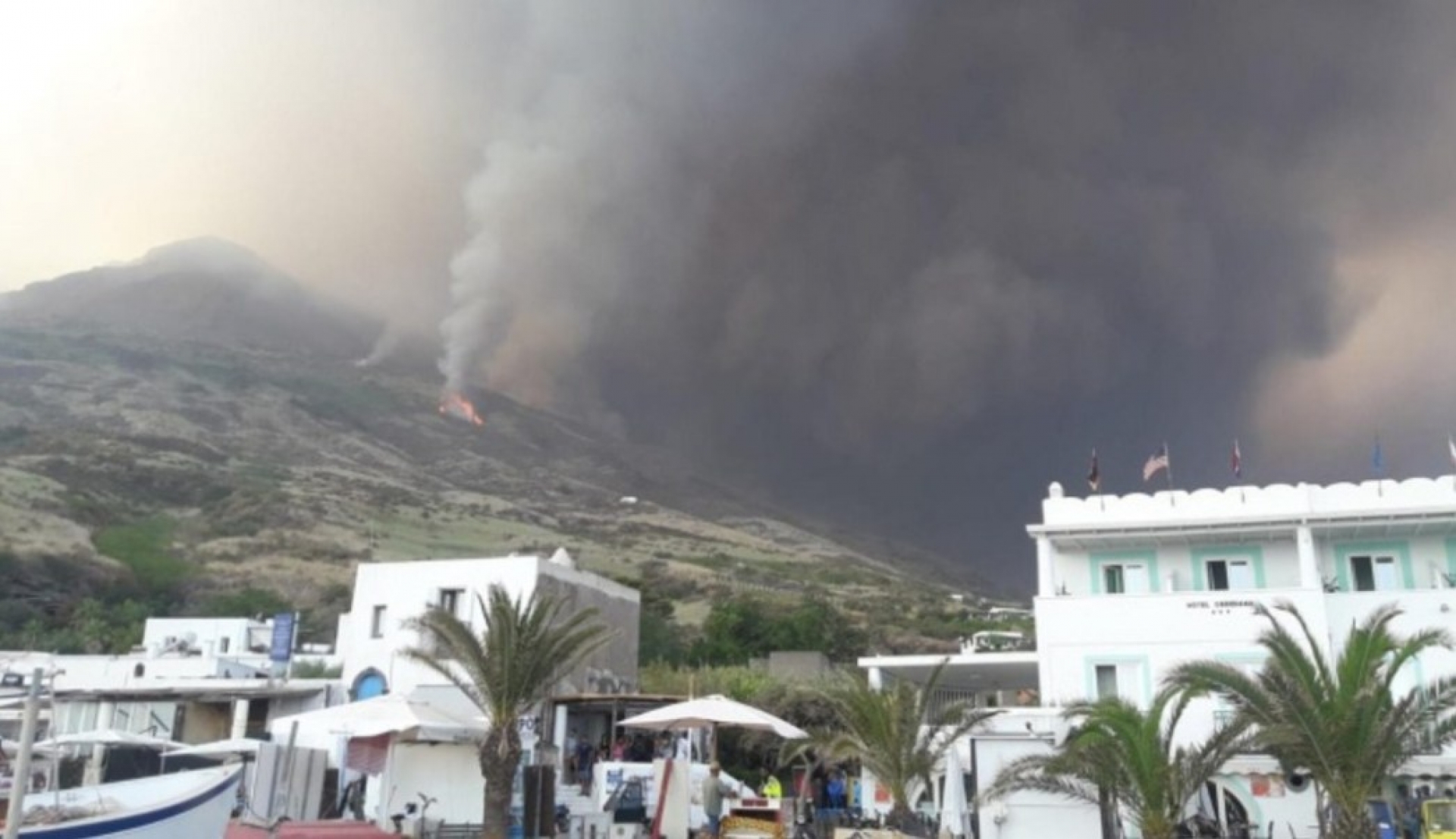 Volcán Stromboli de Italia hace nueva erupción