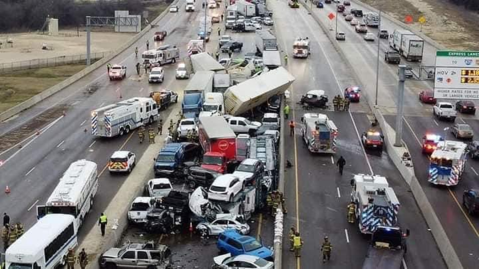 Carambola entre 100 carros deja cinco muertos, por autopista congelada en Texas