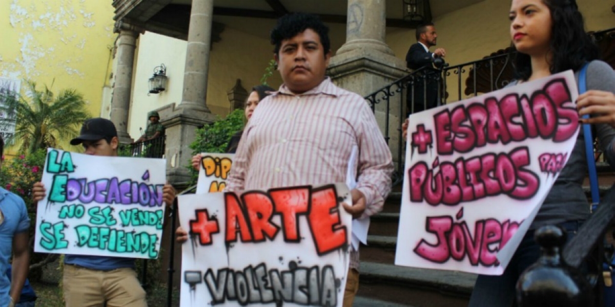 Se manifiestan integrantes de Tribus Urbanas ante el Congreso local