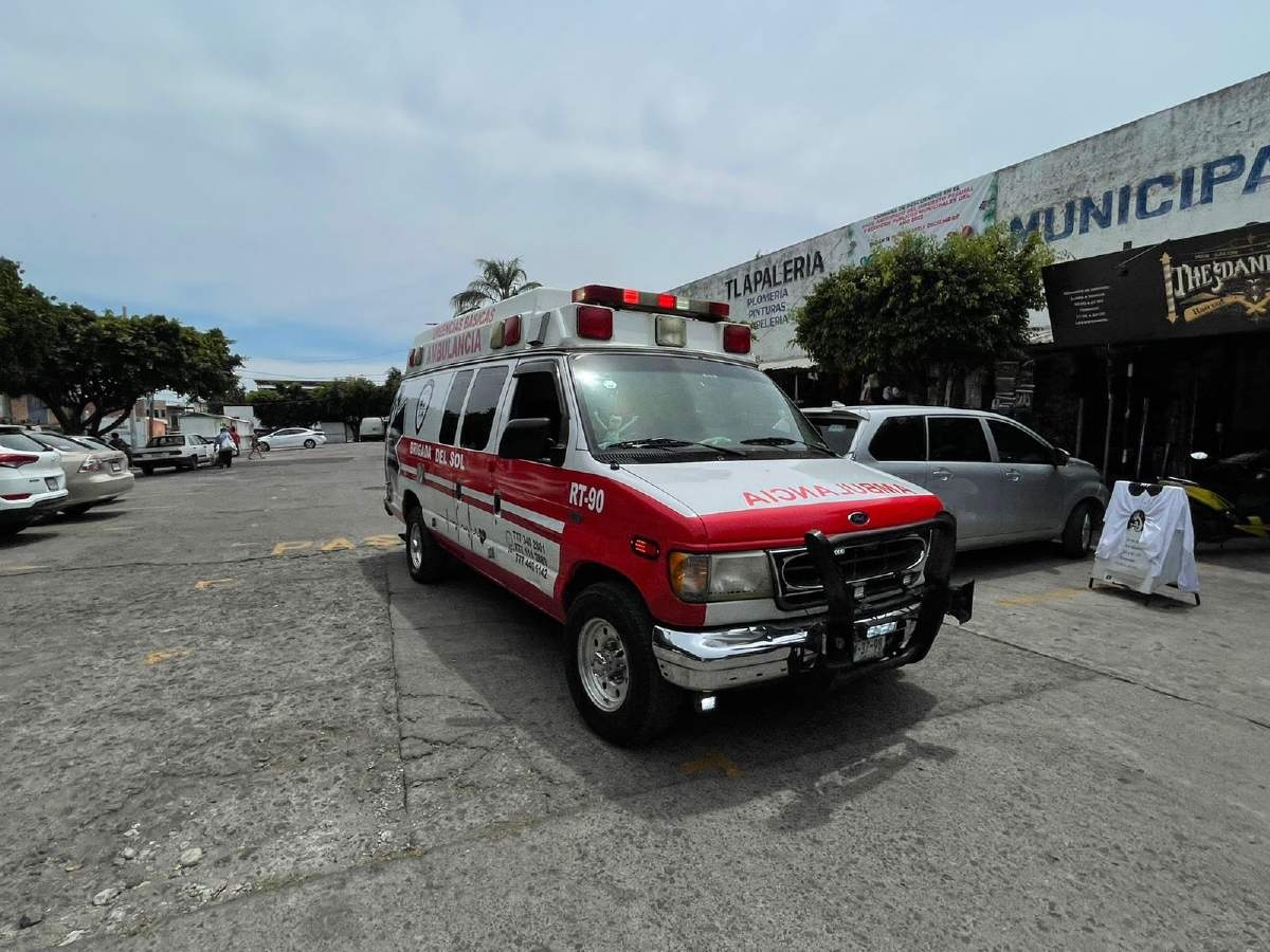 Resultó con fracturas al resbalarse de una escalera