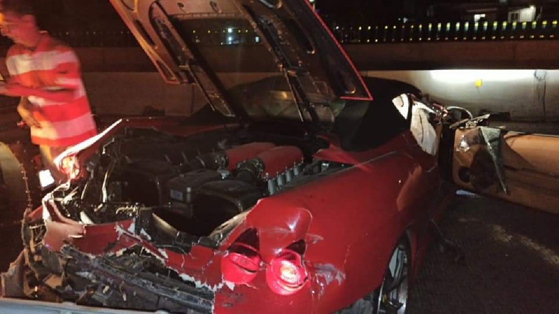 Destrozó su auto de lujo en el Paso Exprés
