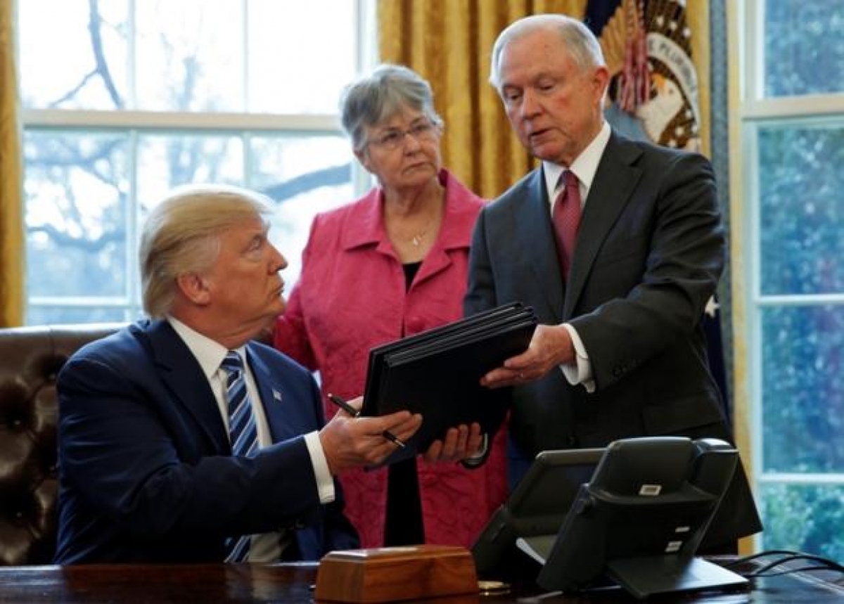 Trump firma orden para acabar con los cárteles del narcotráfico en EU