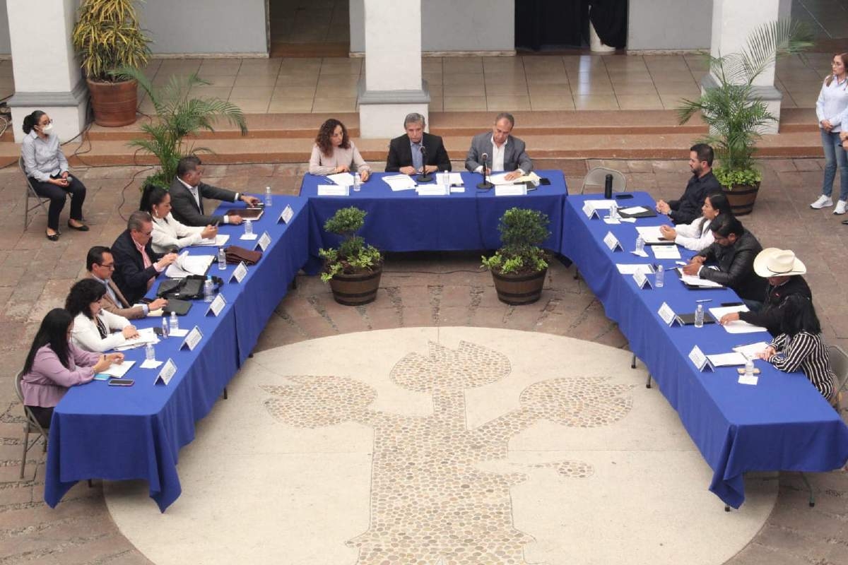 Se prohibirán negocios que venden permisos para circular sin placas