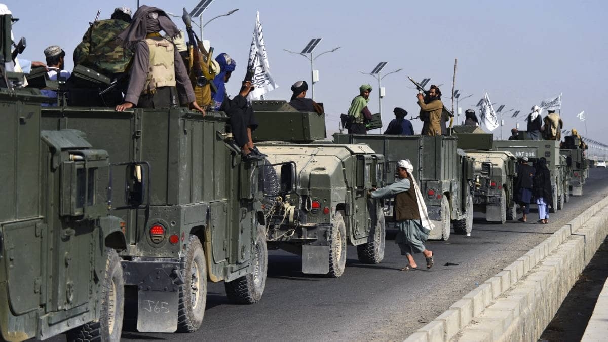 Talibanes desfilan en Afganistán con arsenal de armas que dejó Estados Unidos